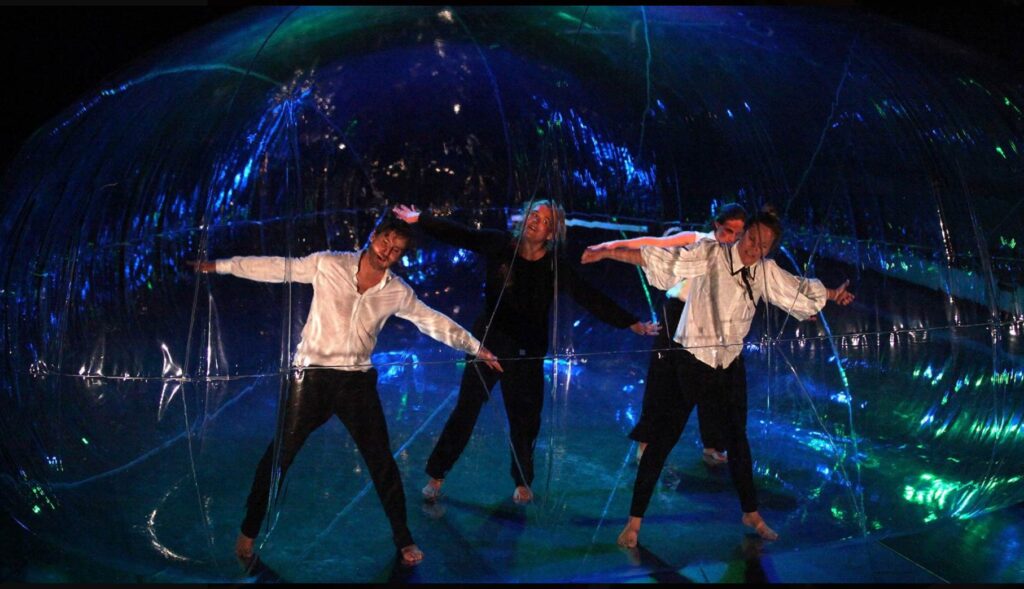 The-end-of-the-world-als-performer-4