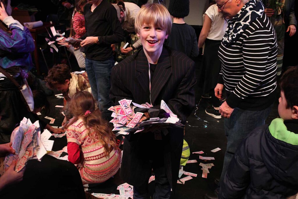 hausdesgeldes-Jugendtheater-von-Lajos-Talamonti-6